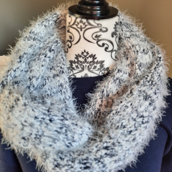 Verve ami sweater/scarf - Picture 2 of 4
